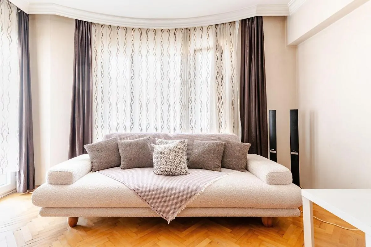Apartment Surrounded By Malls In Balçova